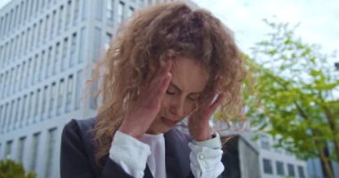 Umutsuz yetişkin iş kadını işten çıkarılma ve kovulma yüzünden hayal kırıklığına uğradı. Kafkas kadın çalışanı işten dolayı sinirli ve gergin. Arka planda bir şirket. İş sonlandırma kavramı.