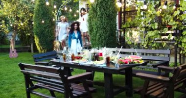 Birçok mutlu melez genç insan bahçeye giriyor. Beyaz erkek ve kadın arkadaşlar dışarıda parti yapıyorlar. Asyalı güzel kız gülümsüyor ve arkadaşını selamlıyor. Arkadaşlık kavramı