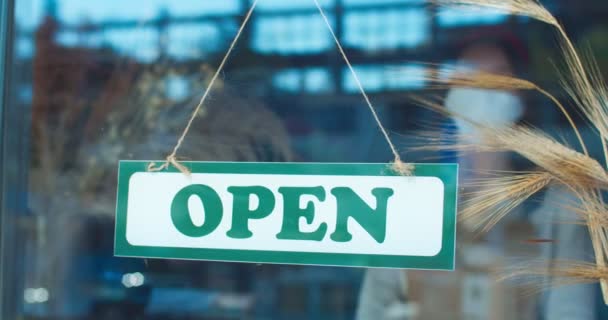 Aziatische vrouwelijke bloemist winkel eigenaar sluiten winkel als gevolg van pandemie periode. Jonge vrouw die het bord "open" omdraait naar "gesloten". Bedrijf tijdens quarantaine, economische crisis, veiligheidsmaatregelen, gezondheidszorg. — Stockvideo