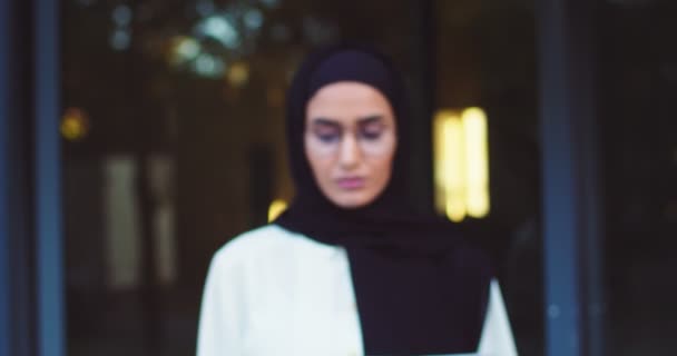 Primer plano retrato de la joven árabe hermosa mujer en el pañuelo tradicional en gafas mirando a la cámara. Mujer musulmana bastante alegre en hijab en la calle. Al aire libre. Islámica encantadora dama feliz — Vídeos de Stock