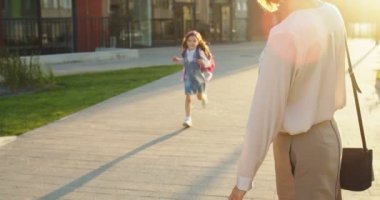 Beyaz kadın portresi güneşli bir günde okuldan küçük bir kızla tanışıyor ve ellerini spreyle dezenfekte ediyor. Anne, açık hava derslerinden sonra kızının ellerini dezenfekte eder. Sağlık hizmetleri kavramı