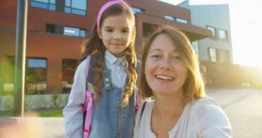 Kafkas mutlu anne ve kızının POV 'u güneşli bir günde dışarıda dikilirken webcam' de konuşuyor. Küçük tatlı liseli kız videosuyla caddede sohbet eden neşeli bir kadın. Konsepti kapat