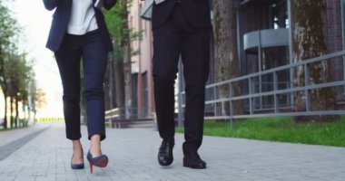 Büyüleyici bir iş kadını ve işadamı öğle yemeği ve kahve için dışarı çıkıyor. Beyaz erkek ve kadın meslektaşlar açık hava projesini konuşuyor ve tartışıyorlar. Ortaklık, iş, girişimcilik kavramı.