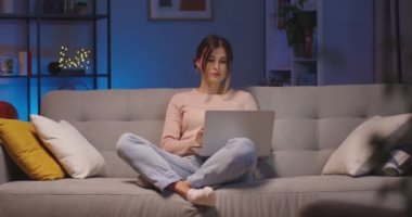 Evdeki kanepede otururken dizüstü bilgisayarda mesajlaşan çok güzel bir bayan. Geceleri rahat bir oturma odasında internette internette sörf yapan güzel beyaz bir kadın. Boş zaman konsepti