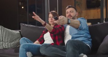 Evde televizyon seyreden, uzaktan kumandalı genç bir çiftin portresi. Konuşuyorlar, tartışıyorlar, birlikte filmden zevk alıyorlar. Genç çift yaşam tarzı konsepti kilitlenirken boş zaman aktiviteleri.