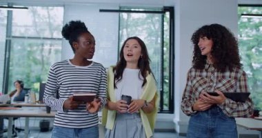 Ofise doğru yürüyen çok ırklı mutlu kadınlar. Dostça bir sohbet. İnsanlar espriler ya da komik hikayeler anlatırken neşeli bir şekilde gülümsüyor. Sıkı çalışma gününden sonra dinlenmeye hazırlanıyorum..