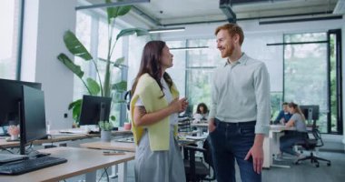 Çok ırklı işçiler başarılı bir toplantı veya anlaşmadan sonra birbirlerine beşlik çakıyorlar. Ofiste konuşurken yüksek sesle gülümsüyordu. Arka plandaki bilgisayarlarda çalışan yöneticiler. İletişim konsepti.