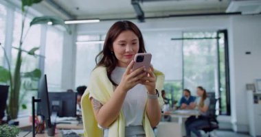 Kameralar mutlu Asyalı kadını gezdiriyor. Günlük kıyafetleriyle telefonuyla vakit geçiriyor. Sosyal medyada ağ atan ya da internette biriyle mesajlaşan genç bir kız. Ofiste dijital cihaz kullanıyor. Mesajlaşma.