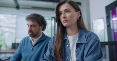 Profesyonel Kafkasyalı bir adam yeni asistanına bilgisayar üzerinde kurumsal yazılım eğitimi veriyor. Akıllı bir yönetici, bir kıza işin detaylarını anlatır. Görevi tamamlamaya çalışan genç stajyer..