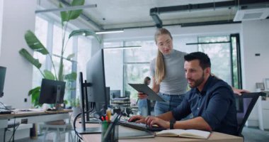 Ofiste çalışan işçinin yanında panosu olan güzel beyaz bir kadın. Çalışanlar iş meselelerini tartışıyor. Bilgisayarda yazı yazan ve dikkatle müdürü dinleyen meşgul bir adam. Takım çalışması..