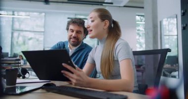 Zeki Kafkas çalışanları masada birlikte oturup yeni projeyi tartışıyorlar. İş arkadaşı olan yakışıklı bir adam panolardaki verileri karşılaştırıyor. Bilgisayara önemli bilgiler giriliyor.