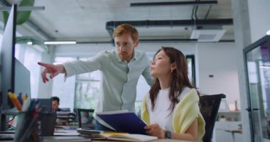 Çalışkan çok ırklı insanlar bilgisayar önünde birbirleriyle konuşuyorlar. Yanında bir adam dururken oturan sevimli bir kadın. İnsanlar çalışma görevini tartışıyor ya da önemli bir soruya karar veriyorlar.
