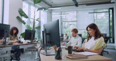 Şirket bilgisayarlarını kullanan çok ırklı bir grup çalışkan uzman. Modern ofiste çalışan profesyonel yöneticiler. Elektronik belge yönetim sistemlerindeki klavyelere metin giriliyor.