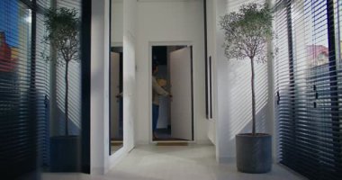 Beyaz kadın daireye giriyor. Bir çanta dolusu yiyecek taşıyorum. Fuayenin ortasında duruyor. Akıllı telefondan haberlere ya da mesajlara bakıyorum. Olası yanıtı düşünürken geniş bir gülümseme..