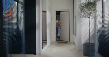 Güzel beyaz kadın eve giriyor. Taze yiyeceklerle dolu bir çanta. Büyük aynanın önünde duruyor. Bakışlarını kontrol ediyorum. Tatmin olmuş bir kadın. Kendi kendine gülümsüyor. Kendine güvenen biri..