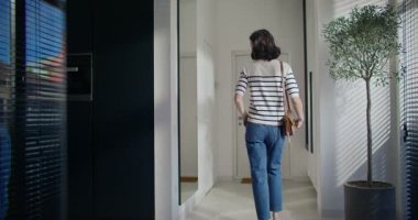 Cazibeli beyaz kız aynaya yaklaşıyor. Görünüşü ve kıyafetleri kontrol ediyorum. Kazak, kot pantolon ve yüksek topuklu ayakkabı giyiyor. Omzunda küçük bir çanta taşıyor. Randevuya gidiyorum. Pozitif akşam için hazır..