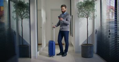 Fuayenin ortasında duran sakallı beyaz adam. Tek elle bavulu tutuyor. Dışarıya bakıyorum. Plan yapıyorum. Taksi bekliyorum. Akıllı telefondan arkadaşınla ya da ailenle sohbet etmek.