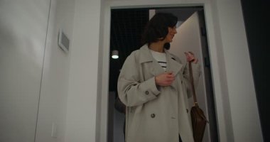 Apartmanlarına giren beyaz bir çiftin manzarası. Küçük çantasını çıkaran kadın. Birbirlerine gülümsüyorlar. Yan odaya yürüyorum. Romantik bir hafta sonu. Birlikte vakit geçirmek..