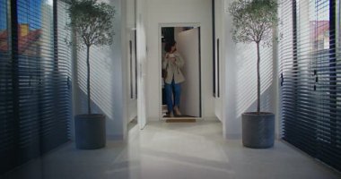 Kafkasyalı çift süpermarkete gittikten sonra eve giriyor. Mağazadan taze mal alıyorum. Yemek hazırlığı için her şeyi hazırlıyorum. Kadın gardıropta çantasını bırakıyor. Güneşli hava.