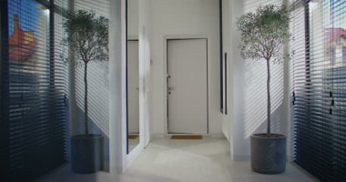 Kafkasyalı mutlu çift lobiye ya da evlerinin salonuna giriyor. İnsanlar alışverişe çıktıktan sonra eve dönüyorlar. Taze ürünlerle dolu bir çanta getirdim. Yemek ya da öğle yemeği hazırlamaya hazır mısın?.