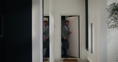 Akşam işten sonra. Değer veren beyaz erkek çalışkan bir günün ardından eve giriyor. Evrak çantasını dolaba koyuyor. Sevgili karıma gülümsüyorum. Yakışıklı kocaya ya da sevgiliye sarılan kadın.