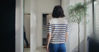 Kafkasyalı bir adam eve taze yiyecek getiriyor. Kadın kocasını ya da erkek arkadaşını bekliyor. Mutlu çift birlikte yemek hazırlamaya gidiyor. Erkek işten sonra eve geliyor. Aile kavramı.