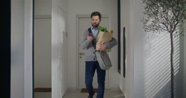 Beyaz erkek, sakallı, daireye giriyor. Bir çanta dolusu yiyecek taşıyorum. Yürürken telefon kullanmak. Metin ya da mesaj yazılıyor. Cevabını düşünüyorum. Arkadaşımla sohbet ediyorum..