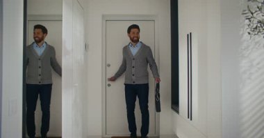 Uzun sakallı beyaz adam yorucu bir iş gününden sonra eve geliyor. Çantasını gardıropta bırakıyor. Karısına bakarken sırıtıyor. İnsanlar sarılıyor. Birbirimizi özlüyoruz. Odaya birlikte giriyoruz..