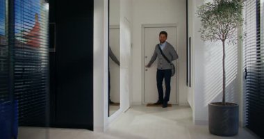 Apartmanına giren beyaz bir adam. Bir eli arkasında oyuncak ayı saklıyordu. Sevgili çocuğuna oyuncak hediye ederek kızını kucakladıktan sonra. Şaşkın çocuk..