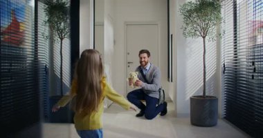 Genç kız Kafkas babasına doğru hızla koşuyor. Adam işten sonra ya da uzun bir iş gezisinden sonra eve geldi. Sevgili çocuğu için oyuncak tutuyor. Birbirlerine sarılıyorlar. Pencereden güneş parlıyor..