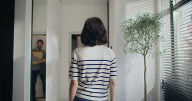 Beyaz güzel bir kadın koca için kapı açıyor. Alışverişe çıktıktan sonra eve giren bir adam. Taze ürünler getiriyorlar. Dişi erkeği kucaklayarak selamlıyor. Yemek hazırlıyorum..