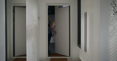 Beyaz tenli çekici bir adam dairesine giriyor. Anahtarları gardıroba girişe bırakıyorum. Antrede uzun bir yürüyüş. Bir torba dolusu yiyecek taşıyorum. Yorgun ve yorucu bir gün..