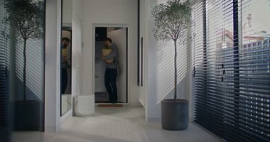 Kafkasyalı erkek apartmana girmekle çok meşgul. Akıllı telefonda ciddi bir konuşma. Alışverişle eve girerken uzaktan bir şey tartışıyorlar. Laptop çantasını yere atıyorum. Uzak konuşma.