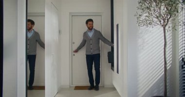 Neşeli Kafkasyalı adam işten eve dönüyor. Güzel bir eş kocaya sarılmak için koşuyor. Erkek, sevilen kadınla sıcak bir an geçirmek için kollarını açık tutuyor. Aşk ve aile kavramı.