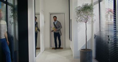 Çekici bir baba zor bir iş gününden sonra eve dönüyor. Küçük çocuk için oyuncak almayı unutmayan meşgul bir adam. Oyuncak ayıdan kıza hediye. Eş kocasını karşılamak için eve geliyor..