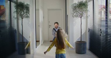 Beyazların babası sakallı giriş salonuna giriyor. Uzun sarı saçlı kızı ona doğru koşarken bir adam diz çöküyor. Kucaklayan çocuk. Karım sıcak ana katılmak için geliyor. Güzel aile..