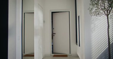 Kafkasyalı mutlu anne tatlı kızıyla eve giriyor. Pozitif aile anaokulundan eve dönüyor ya da yürüyor. Sarı saçlı küçük kız ve annesinin elini tutan oyuncak ayı..