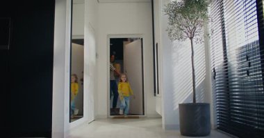 Güzel beyaz kadın ve küçük kızı süpermarketten eve dönüyorlar. Elinde taze sebze ya da meyve dolu karton kutu tutan mutlu kadın. Sevimli kız oyuncak ayıyı tutuyor ve mutlu bir şekilde kaçıyor.