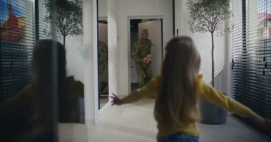 Askeri üniformalı beyaz bir adam daireye giriyor. Sarı saçlı kızı ona doğru koşuyor. Baba çocuğunu alıyor. Karım da öpücük için geliyor. Aile toplantısı. Savaştan ya da hizmetten döndüm..