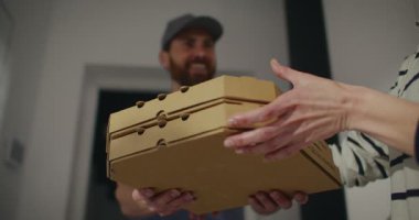 Pizza teslimatçısı güzel beyaz bir kadının dairesine giriyor. Kadın siparişini alıyor. Yemeğini bu kadar çabuk teslim ettiği için yakışıklı kuryeye teşekkür ediyor. Sıcak ve lezzetli yiyeceklerin tadını çıkaracağım..