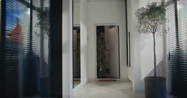 Beyaz erkek eve askeri üniformayla giriyor. Küçük kız babasına koşuyor ve ona sarılıyor. Babam çocuğa küçük bir oyuncak veriyor. Eş aile toplantısına katılıyor. Herkes mutlu bir şekilde yan odaya giriyor..