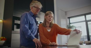 Yaşlı beyaz çift, akrabaları ya da arkadaşlarıyla konuşmaya hazırlanıyor. Karısı video görüşmesi için laptop kapağını açıyor. Ellerini dijital cihazın kamerasına doğru sallıyorlar. Uzak iletişim.