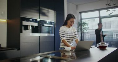 Kameralar güzel Asyalı kadınların etrafında kayıyor. Dizüstü bilgisayarda çalışan genç bir kız. Akıllı telefonda konuşan, arka planda kahve ya da çay yudumlayan meşgul bir adam. İnsanlar mutfaktaki evlerinden bağımsız çalışıyorlar..