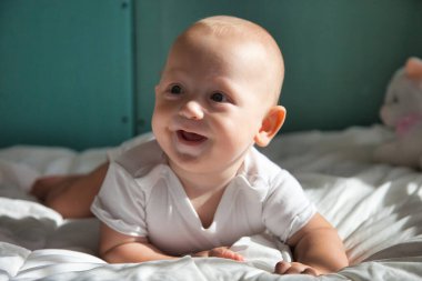 Bebek 6 ay karnının üstünde yatar ve duygularını gösterir.