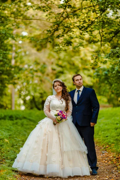 Recém Casados Caminham Parque Posam Para Fotógrafo — Fotografia de Stock