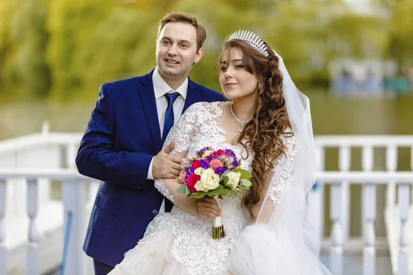 Nygifta Promenader Parken Och Posera För Fotograf — Stockfoto