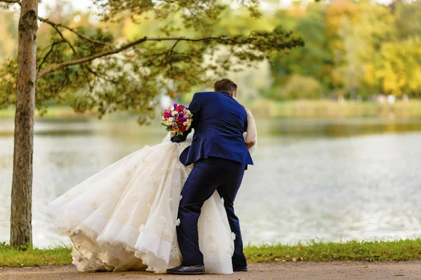 Recién Casados Caminan Por Parque Posan Para Fotógrafo — Foto de Stock