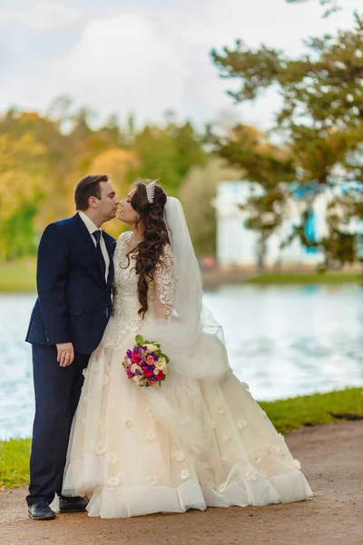 Recém Casados Caminham Parque Posam Para Fotógrafo — Fotografia de Stock