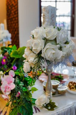 Düğün masasında süslemeler.