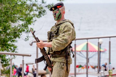 Rusya, Vladivostok, 05/09/2018. Silahlı asker Rus ordusu özel kuvvetler portresi. Rusya gün onuruna sahnede gerçekleştirir. Yıllık kutlama 12 Haziran gününde Rusya. Gösteri ve performans.